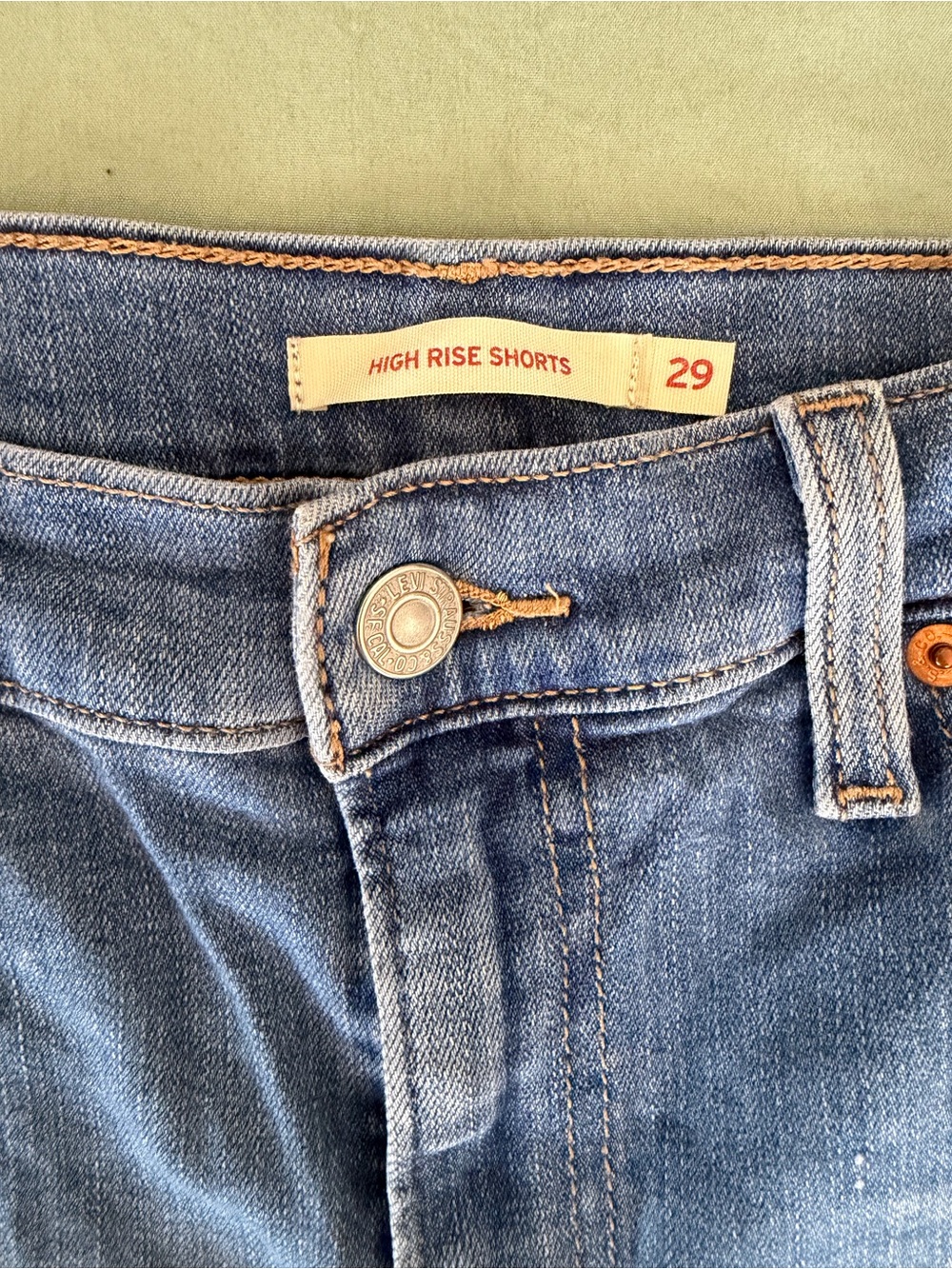 Levi’s High Rise Shorts - Picture 4 of 5